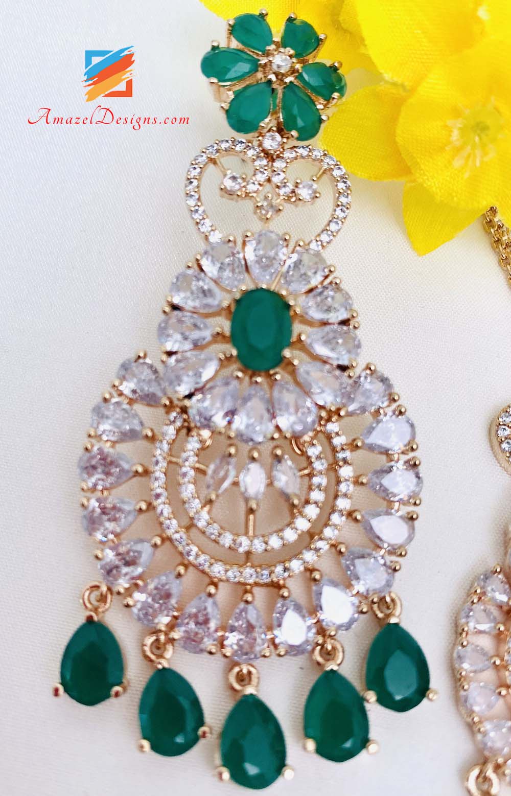 Tikka-Set mit Ohrringen aus grünem Roségold von American Diamond (AD).