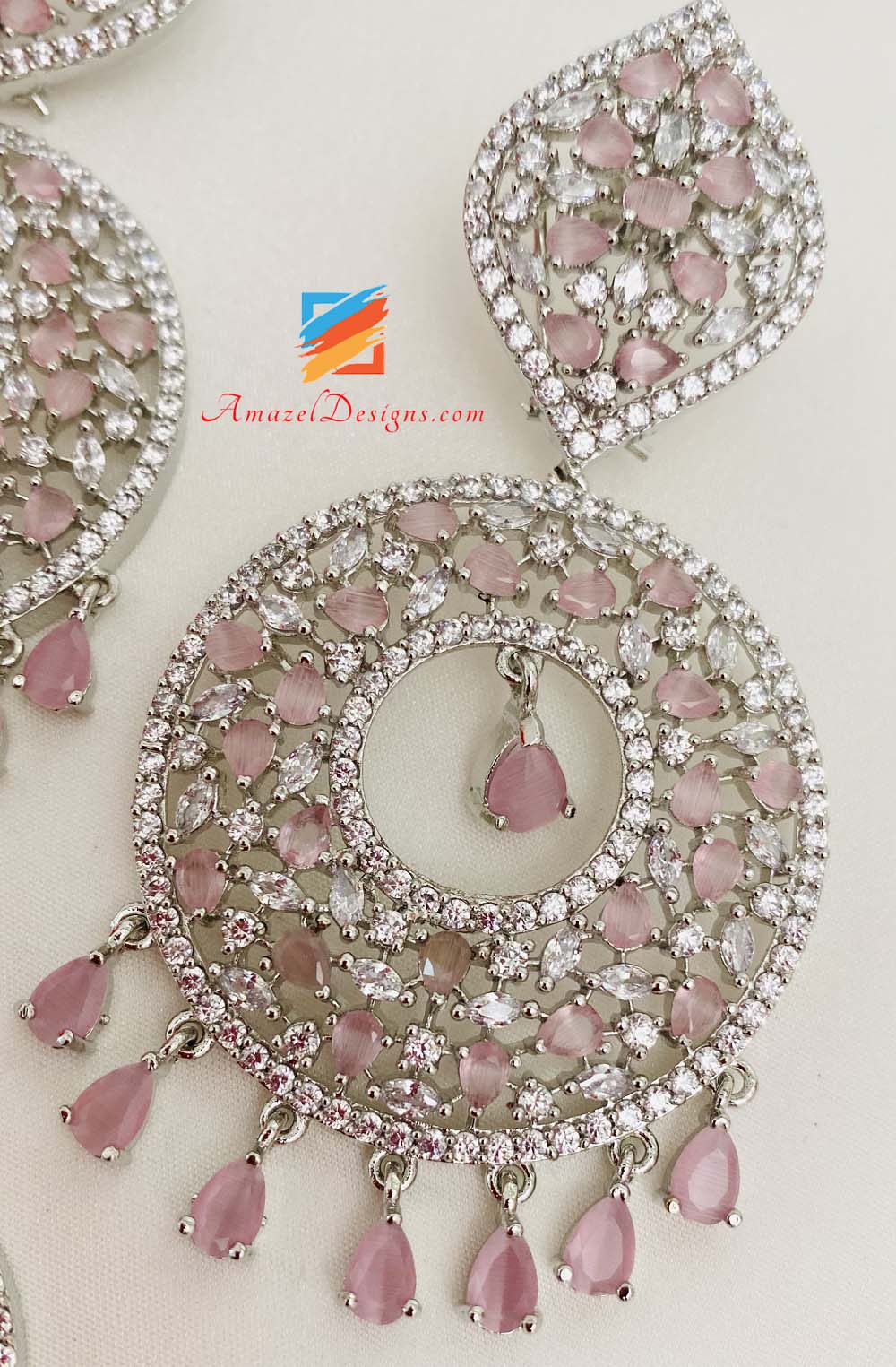 Tikka-Set mit rosafarbenen Silberohrringen von American Diamond (AD).