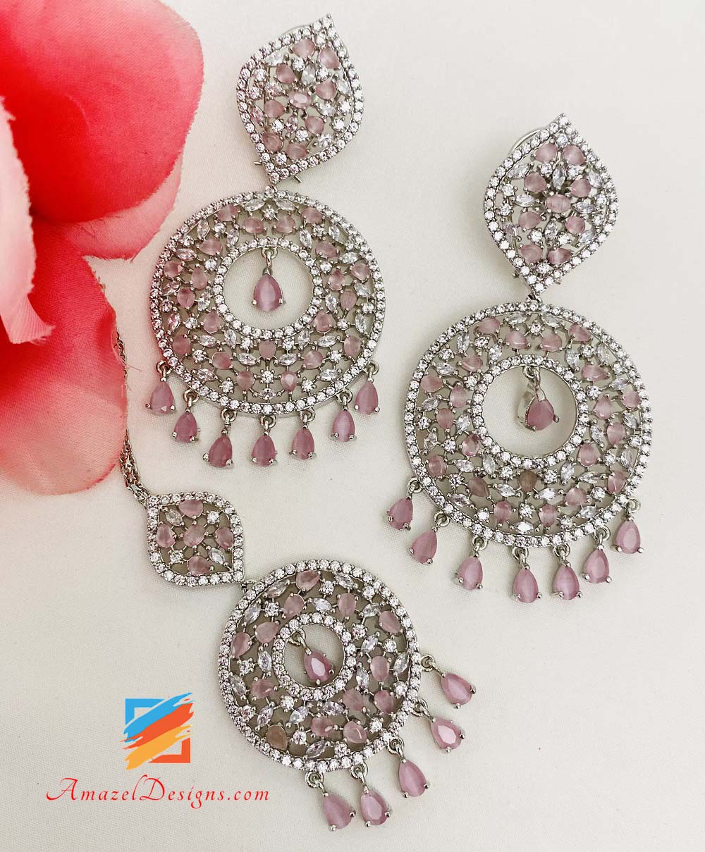 Tikka-Set mit rosafarbenen Silberohrringen von American Diamond (AD).