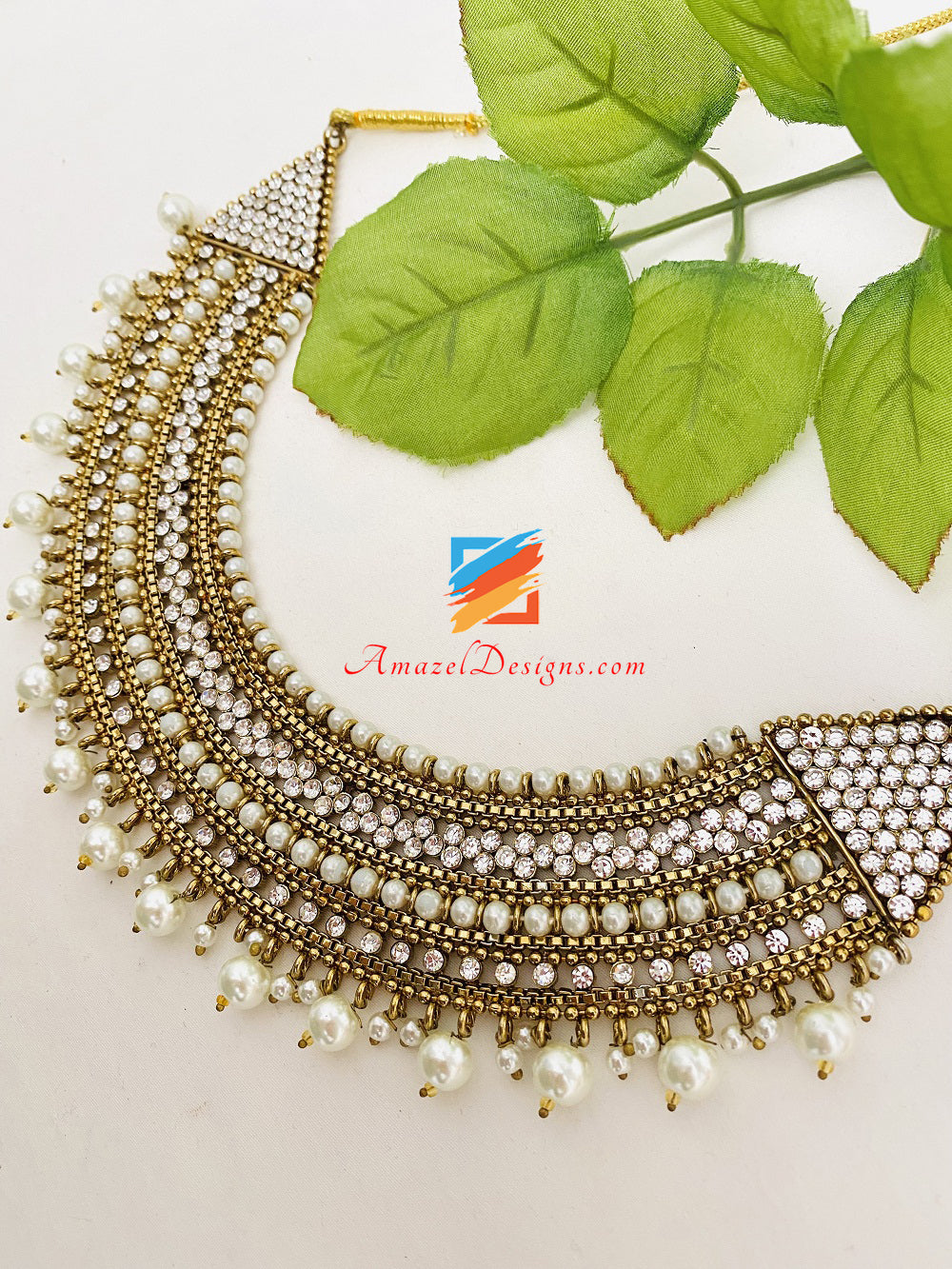 Insieme antico della collana delle perle delle pietre bianche dell'oro opaco