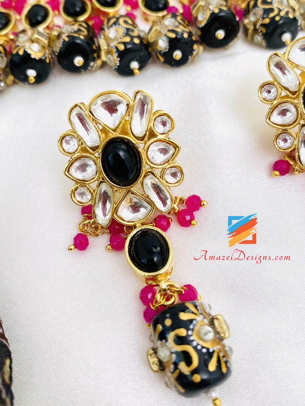 Set di orecchini con collana girocollo nera Kundan Tumble Moti