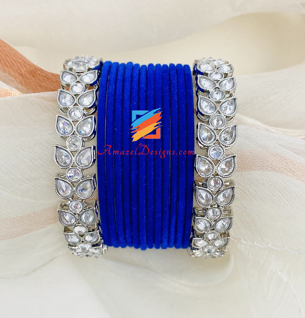 Elegante blaue Samtarmreifen mit Polki-Silberkadas