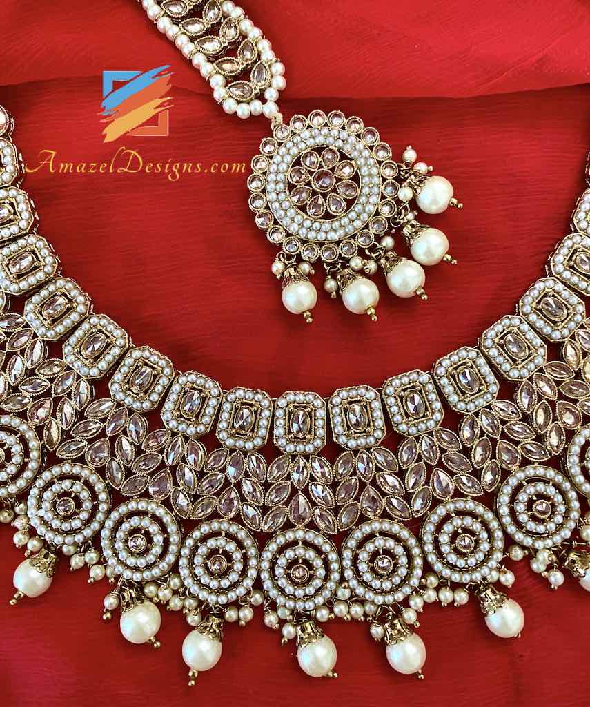 Colore champagne con collana di perle e perle color crema Set Jhumki Tikka