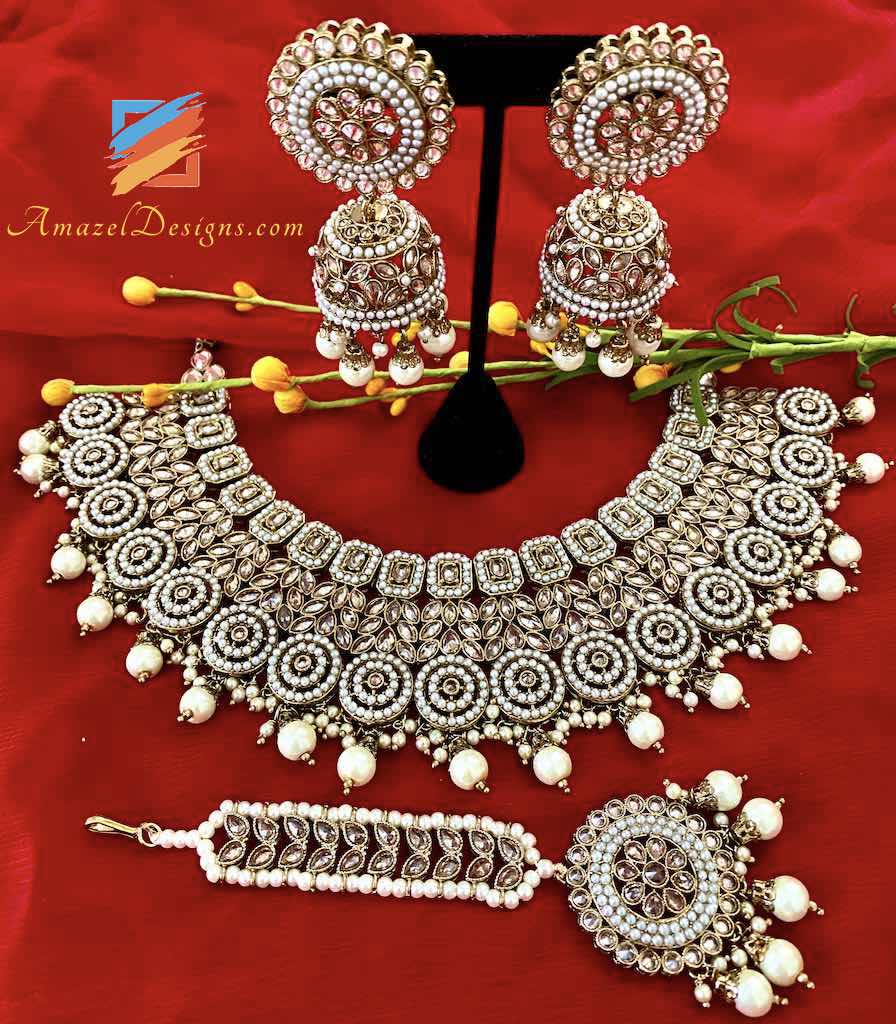 Colore champagne con collana di perle e perle color crema Set Jhumki Tikka