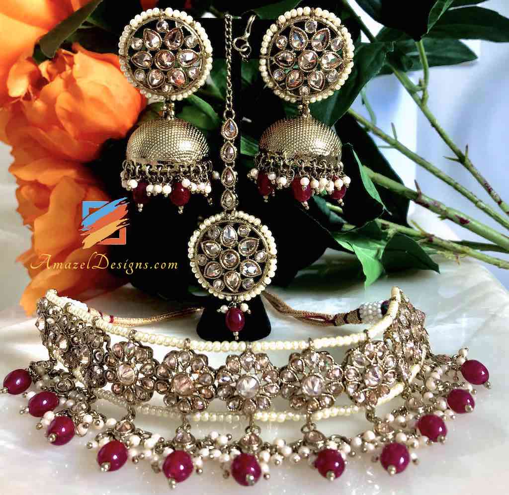 Girocollo dorato opaco color champagne con perline marrone e orecchini Jhumkas Set Tikka