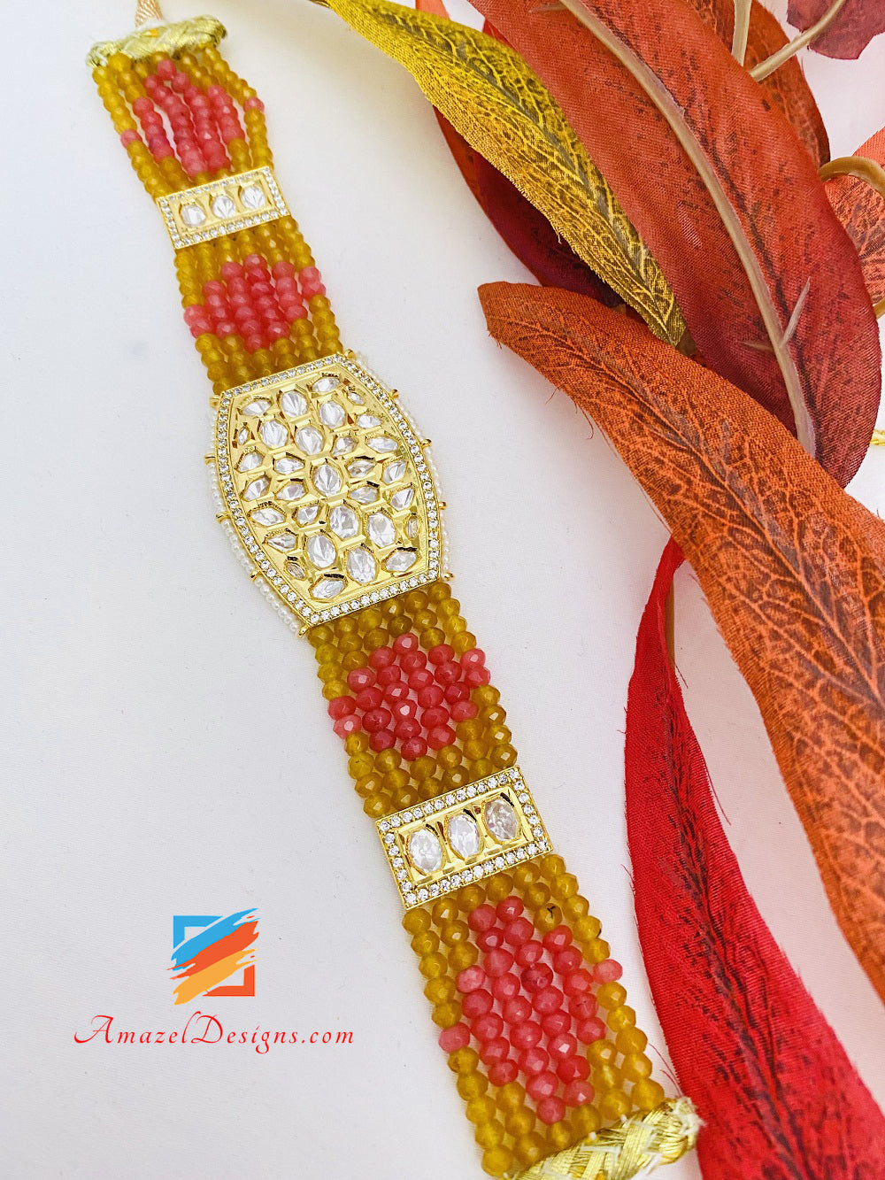 Hochwertiges goldenes Kundan-Set mit Halskette und Ohrsteckern