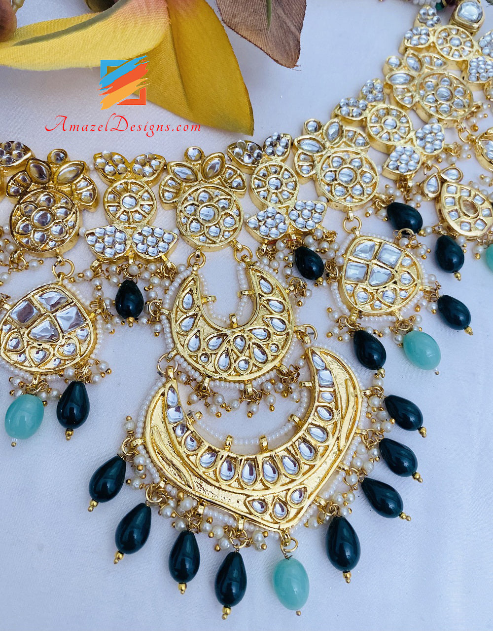 Set di orecchini Tikka con ciondolo Kundan dorato verde smeraldo