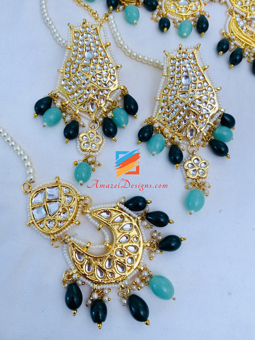 Set di orecchini Tikka con ciondolo Kundan dorato verde smeraldo