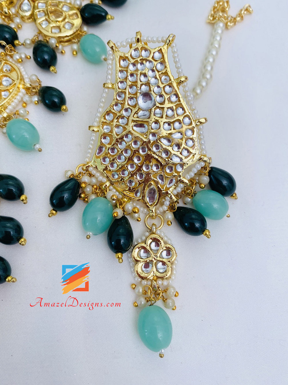 Set di orecchini Tikka con ciondolo Kundan dorato verde smeraldo