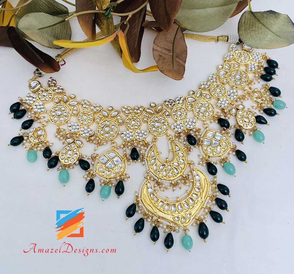 Set di orecchini Tikka con ciondolo Kundan dorato verde smeraldo