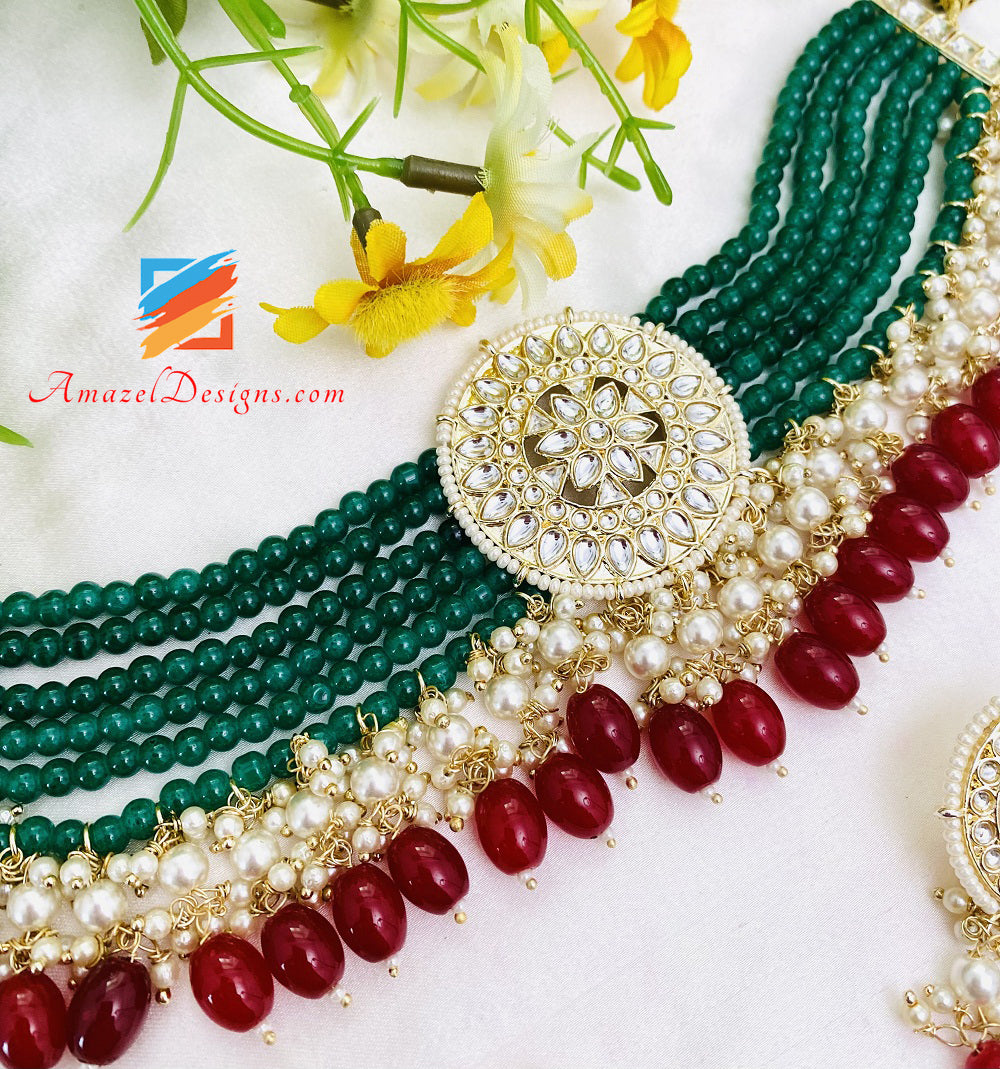 Flexibles Kundan-Halsband mit grünem Smaragd und Ohrsteckern, Tikka-Set