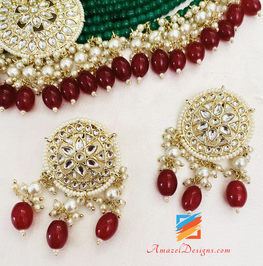 Flexibles Kundan-Halsband mit grünem Smaragd und Ohrsteckern, Tikka-Set