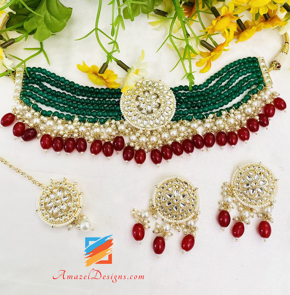 Flexibles Kundan-Halsband mit grünem Smaragd und Ohrsteckern, Tikka-Set