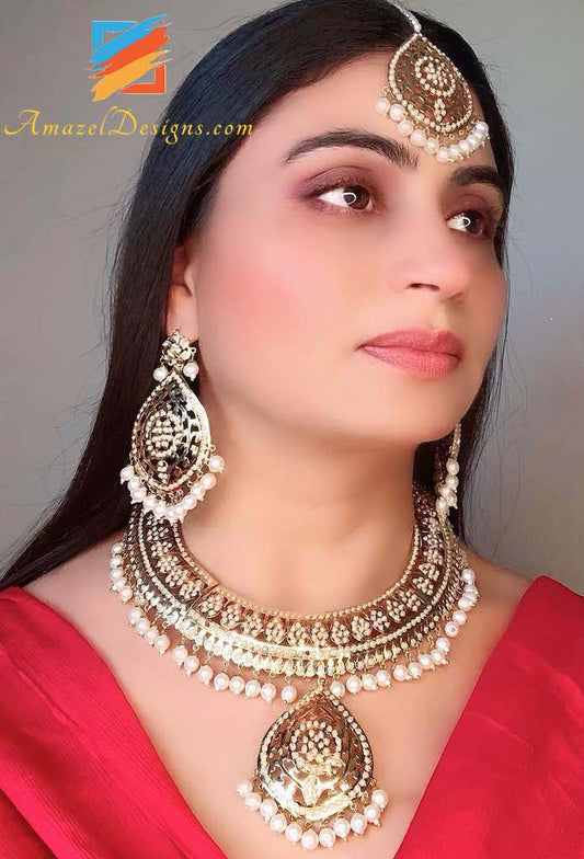 Elegante set di orecchini Tikka con collana con ciondolo Jadau dorato