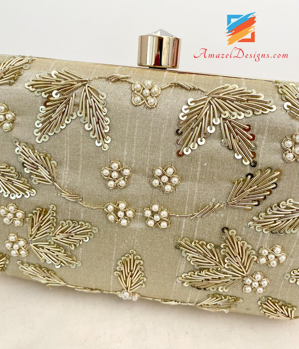 Goldene Clutch. Auf beiden Seiten Dabka-Sippi-Perlen