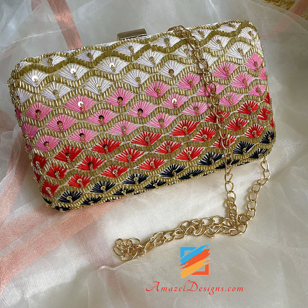 Pochette dorata con ricamo multicolore