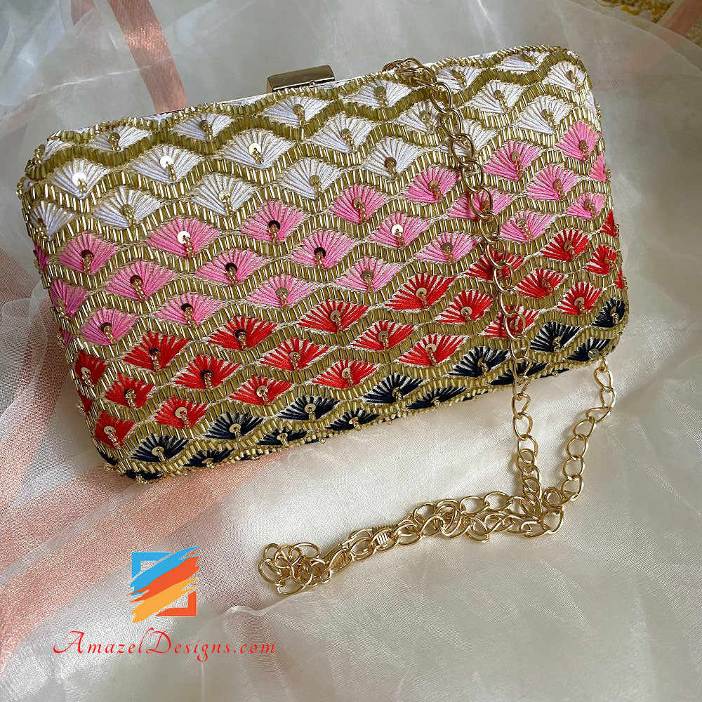 Pochette dorata con ricamo multicolore