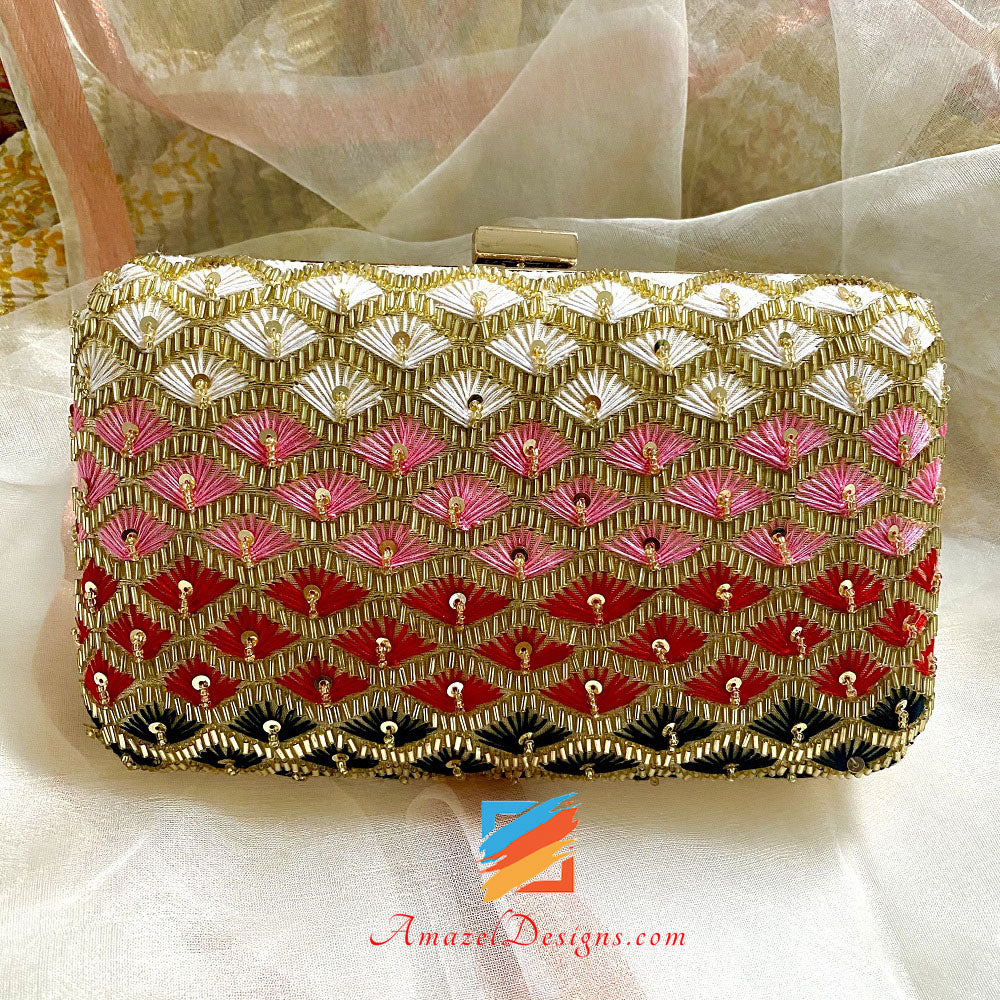Pochette dorata con ricamo multicolore