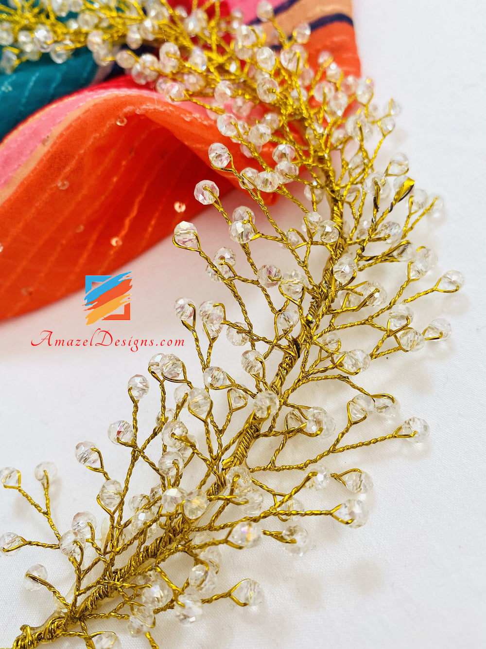 Goldenes Haaraccessoire mit klaren Perlen
