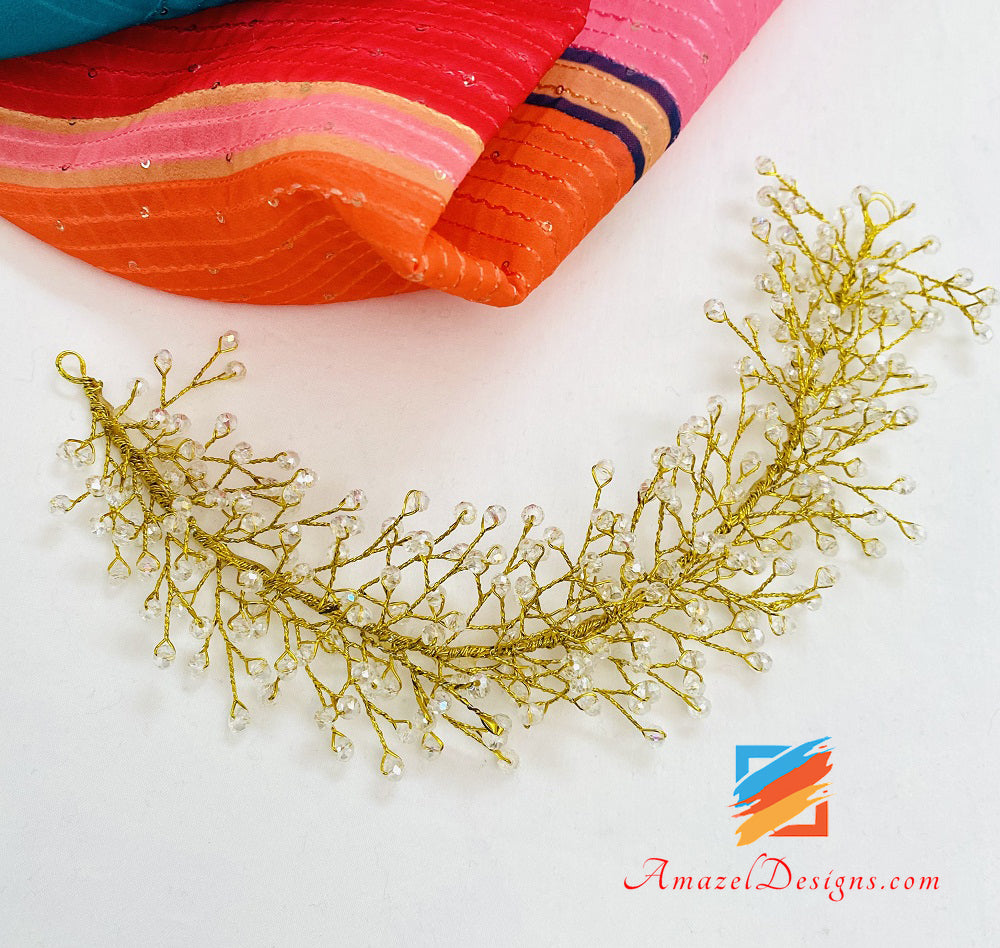 Goldenes Haaraccessoire mit klaren Perlen
