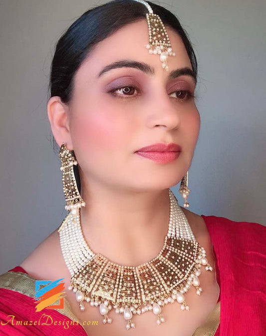 Maestoso set di collana Tikka con orecchini di perle bianche Panjabi Jadau dorati
