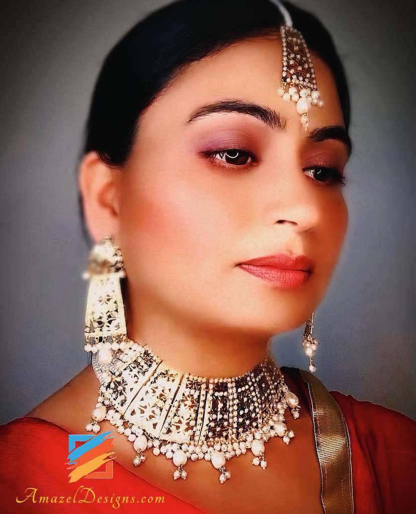 Majestätisches goldenes Panjabi Jadau-Ohrring-Tikka-Halsketten-Set mit weißen Perlen