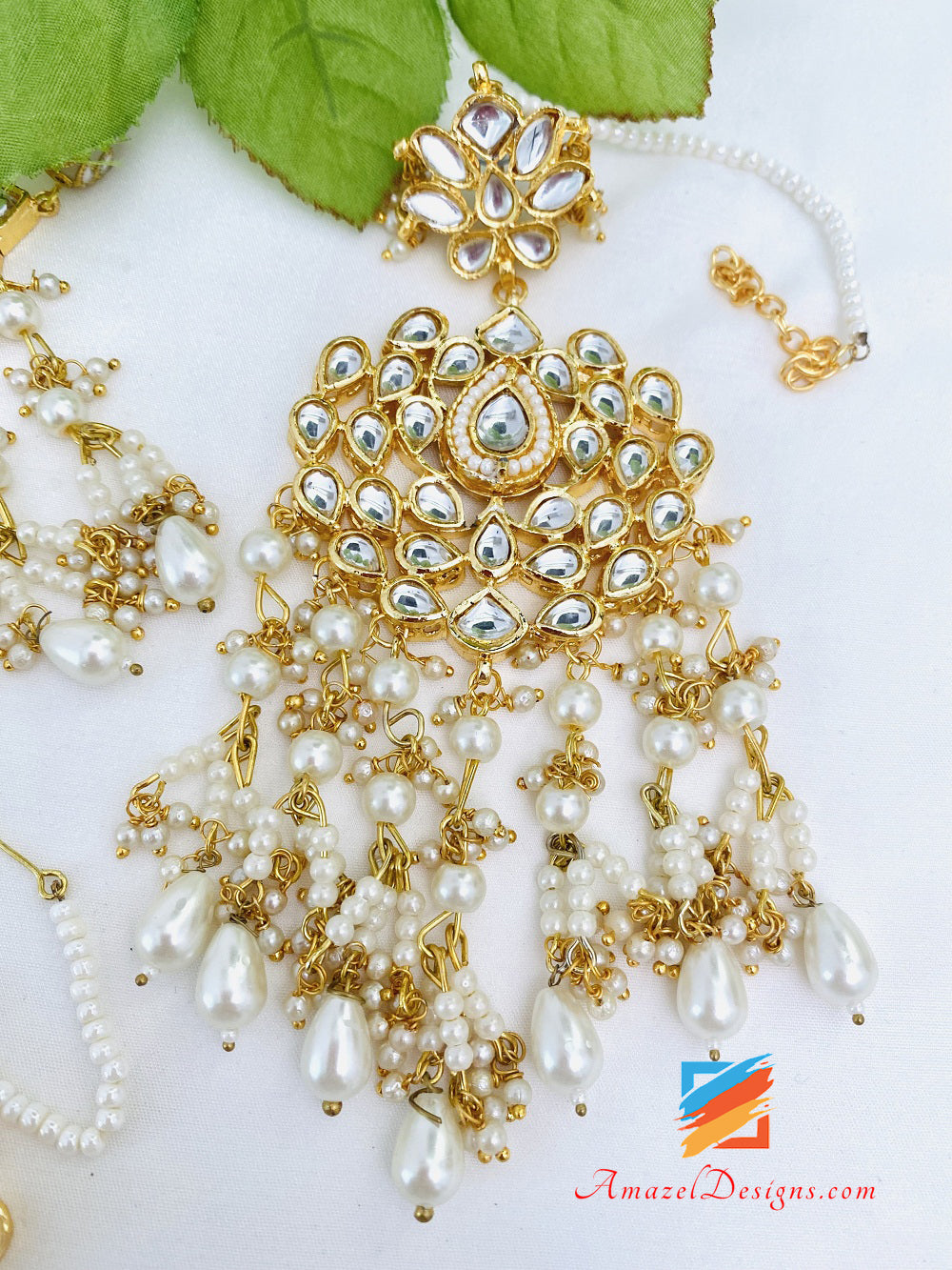 Goldenes Kundan-Choker-Halsketten-Ohrringe-Tikka-Set