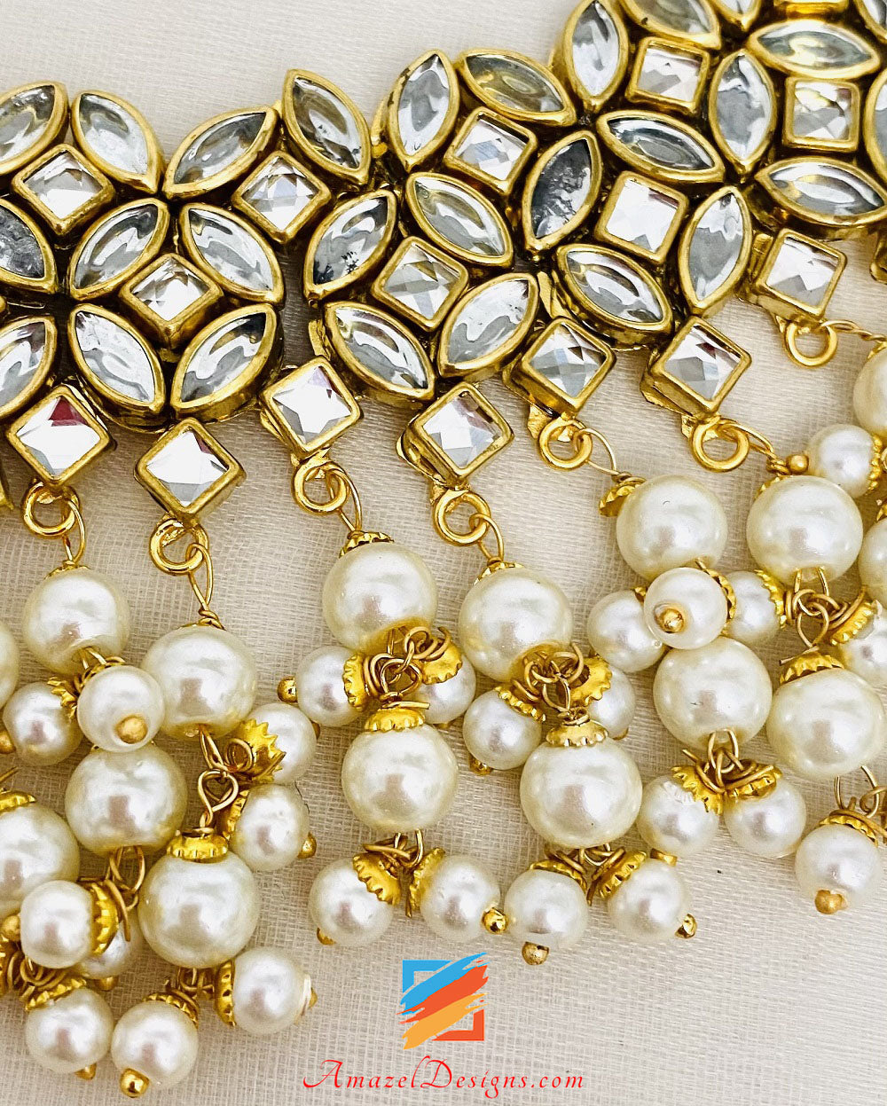 Goldene Kundan-Halskette, leichte Ohrringe, Tikka-Set