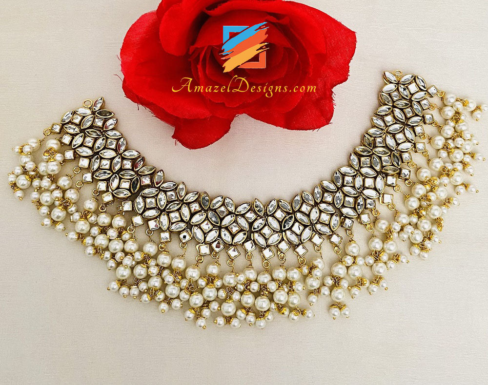Goldene Kundan-Halskette, leichte Ohrringe, Tikka-Set