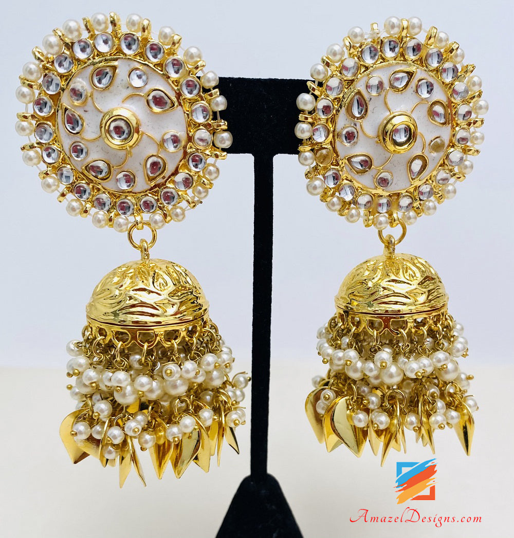 Goldene Kundan Pippal Patti Jhumki Ohrringe und übergroße Tikka