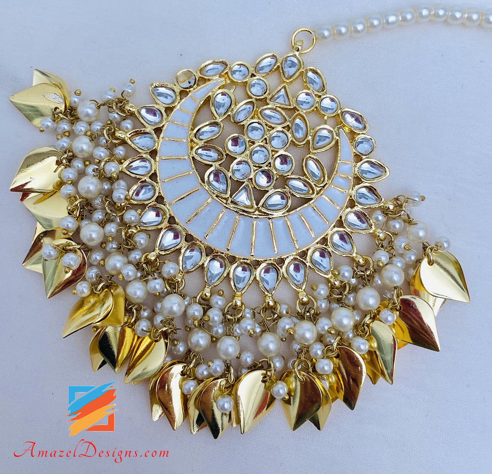 Goldene Kundan Pippal Patti Jhumki Ohrringe und übergroße Tikka