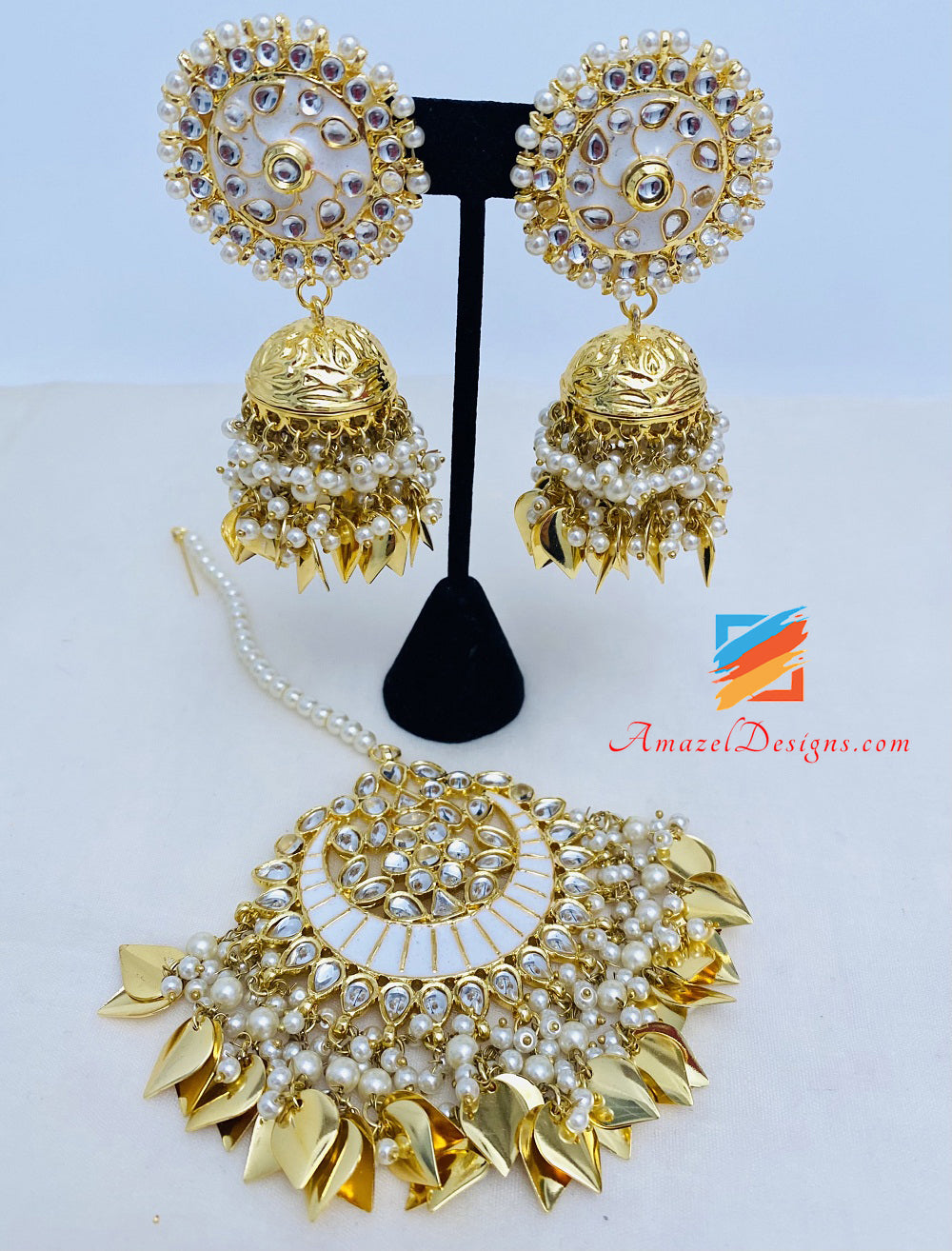Goldene Kundan Pippal Patti Jhumki Ohrringe und übergroße Tikka