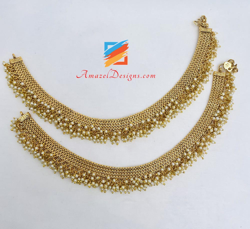Payal Dorato Con Grappoli Bianchi Di Perline
