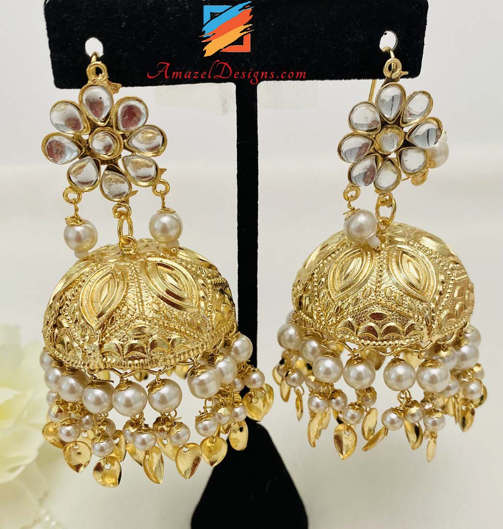 Goldenes Pippal Patti Leichtes Kundan Jhumka Übergroßes Tikka-Set