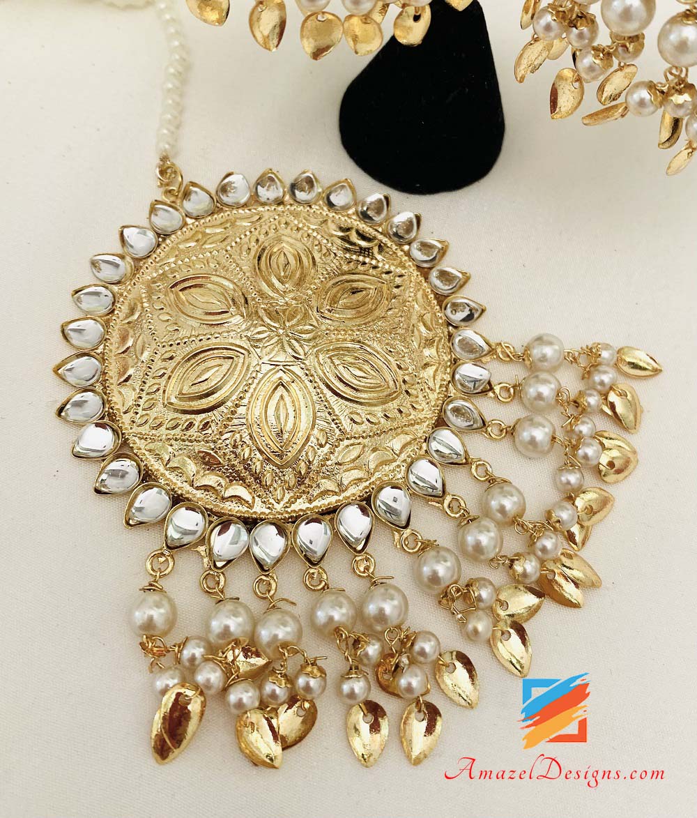 Goldenes Pippal Patti Leichtes Kundan Jhumka Übergroßes Tikka-Set