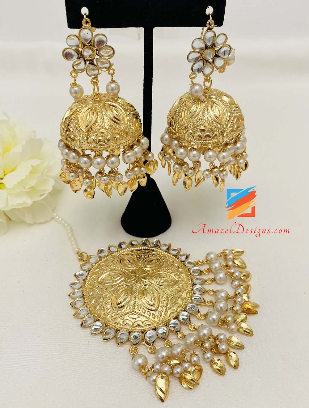Goldenes Pippal Patti Leichtes Kundan Jhumka Übergroßes Tikka-Set