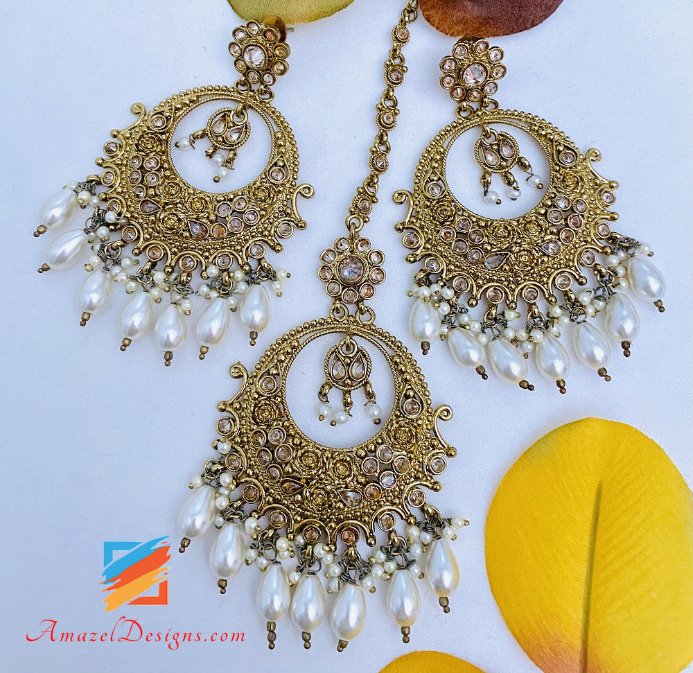 Set Tikka con orecchini di perle bianche a pois dorati