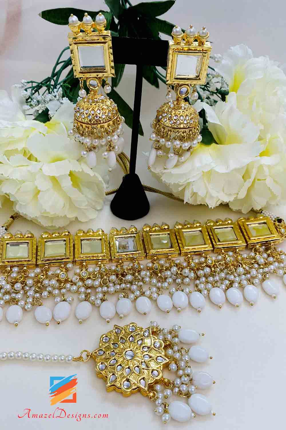 Goldene Sheesha Kundan Halskette, Jhumka Ohrringe und Tikka Set