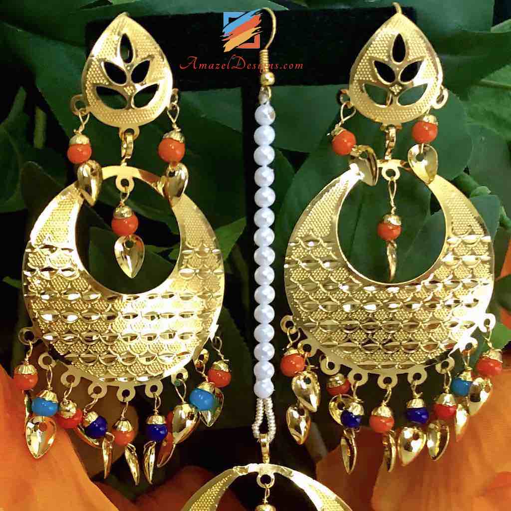 Goldene traditionelle mehrfarbige Pipal Patti Ohrringe Tikka Set