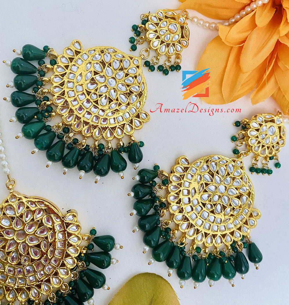Set Tikka di orecchini Kundan dorati verde smeraldo