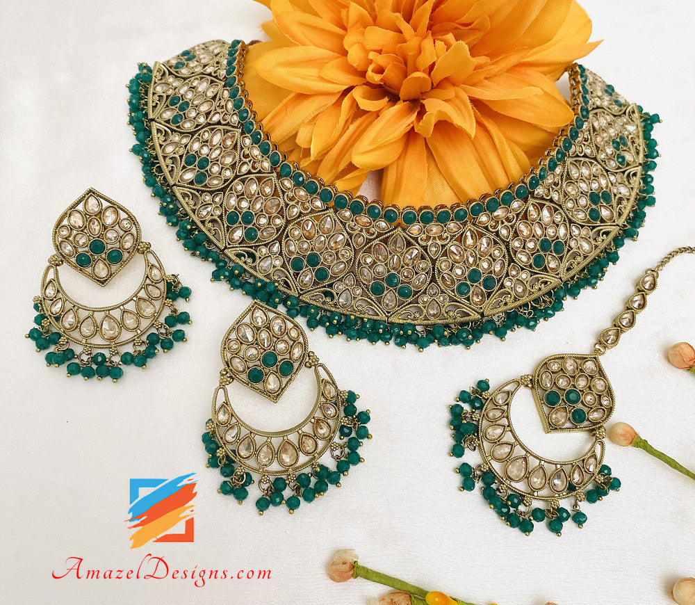 Set di orecchini Tikka con collana flessibile verde smeraldo a pois
