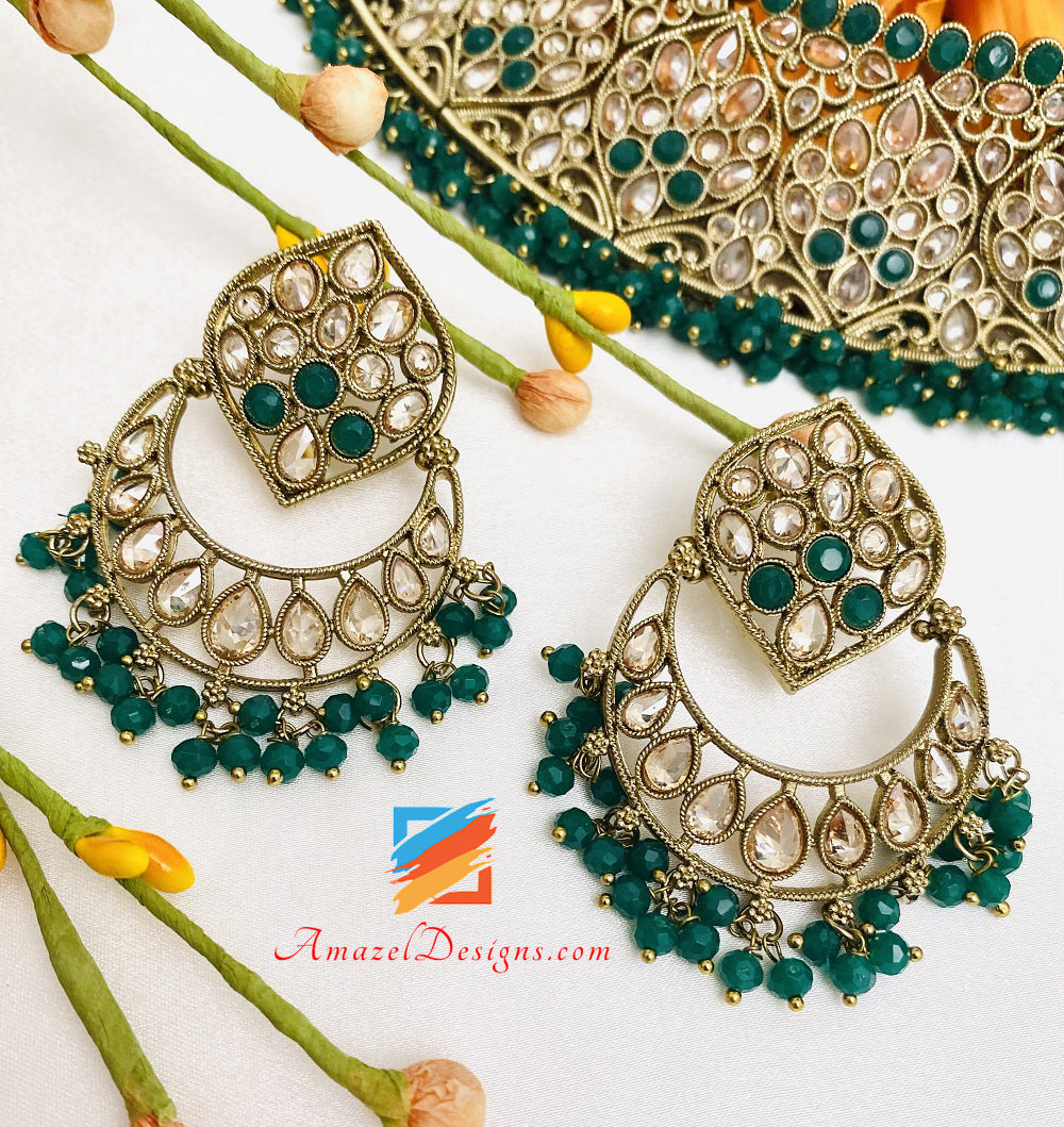 Set di orecchini Tikka con collana flessibile verde smeraldo a pois