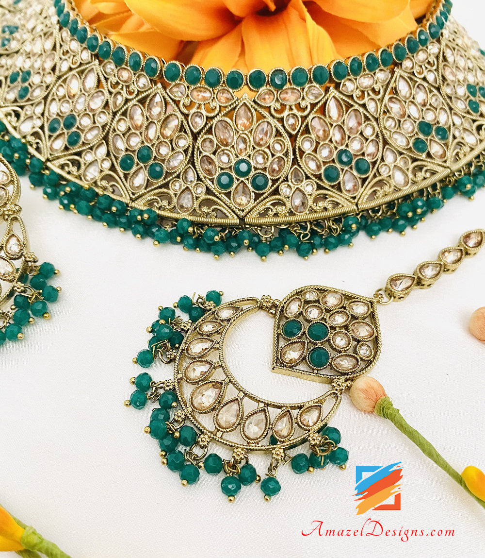 Set di orecchini Tikka con collana flessibile verde smeraldo a pois