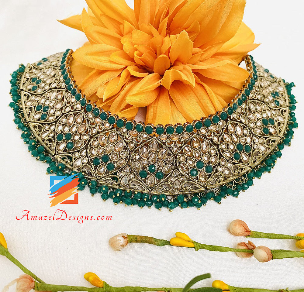 Set di orecchini Tikka con collana flessibile verde smeraldo a pois