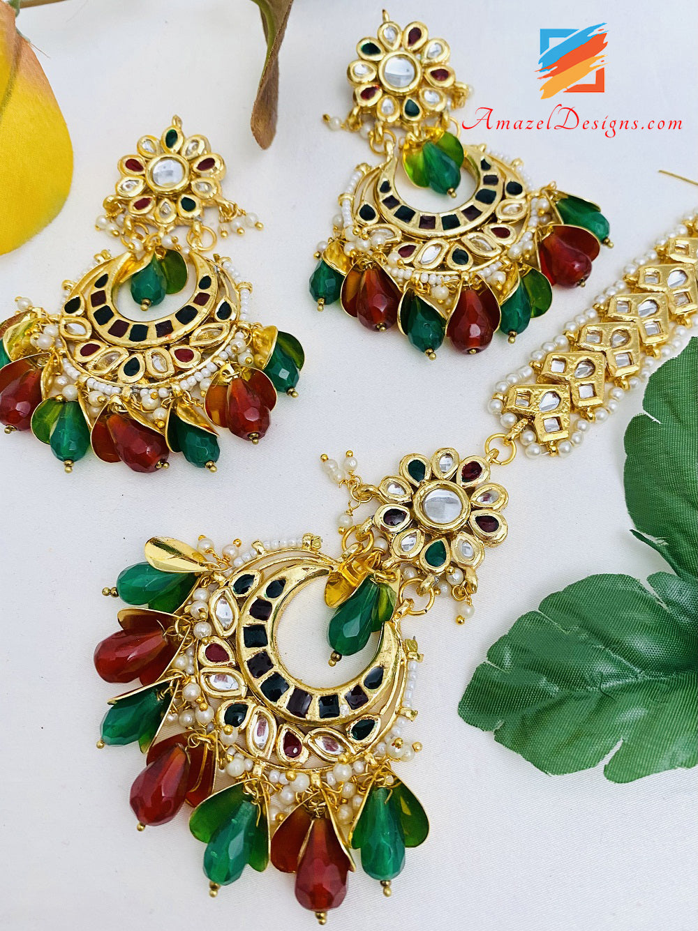 Set Tikka di orecchini Kundan Pippal Patti verde smeraldo rubino marrone rossiccio