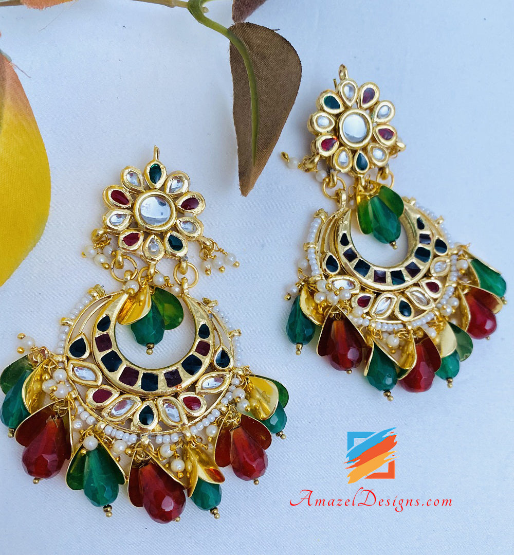 Set Tikka di orecchini Kundan Pippal Patti verde smeraldo rubino marrone rossiccio