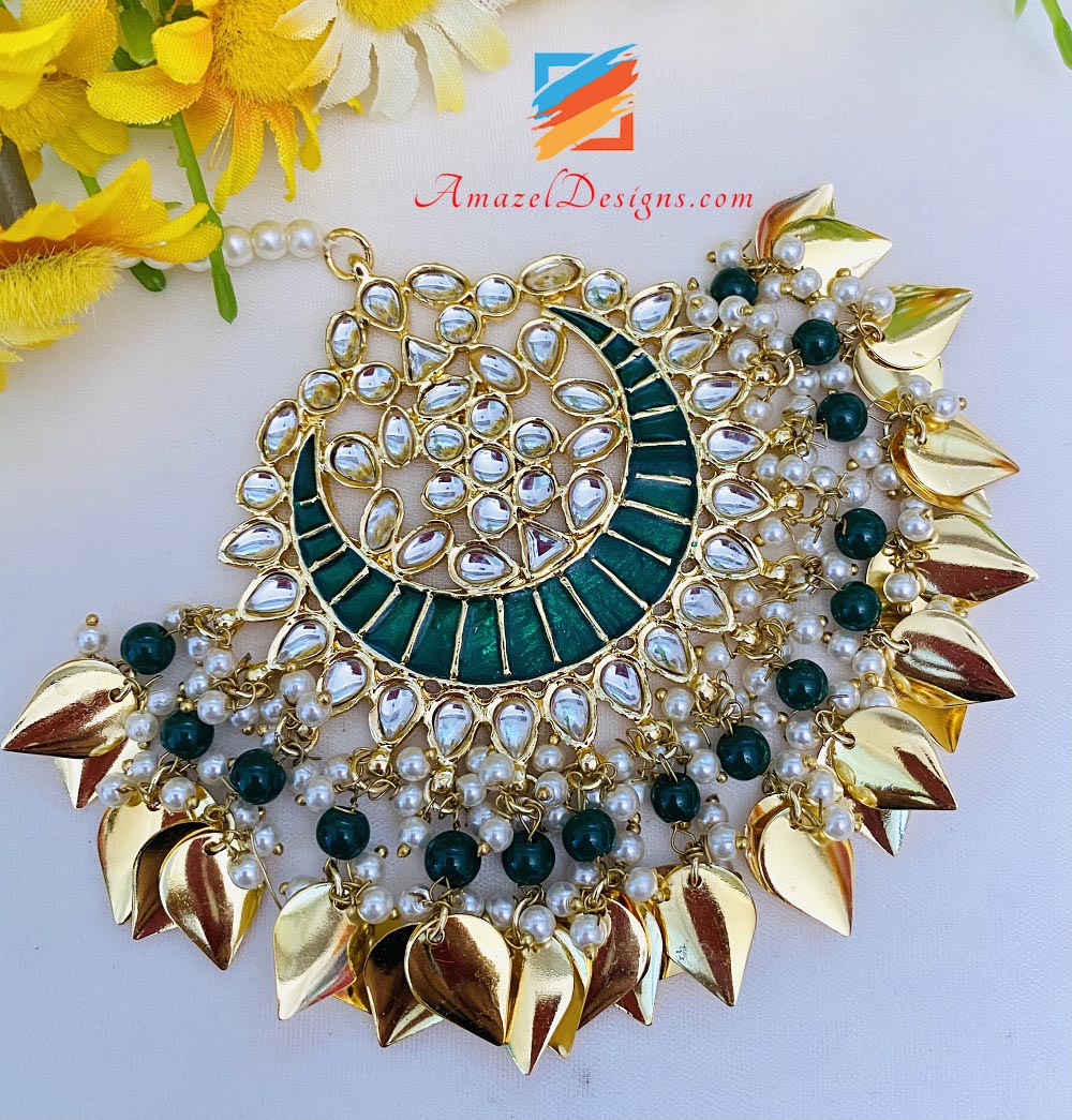 Smaragdgrünes Kundan Pippal Patti Jhumka Übergroßes Tikka-Set