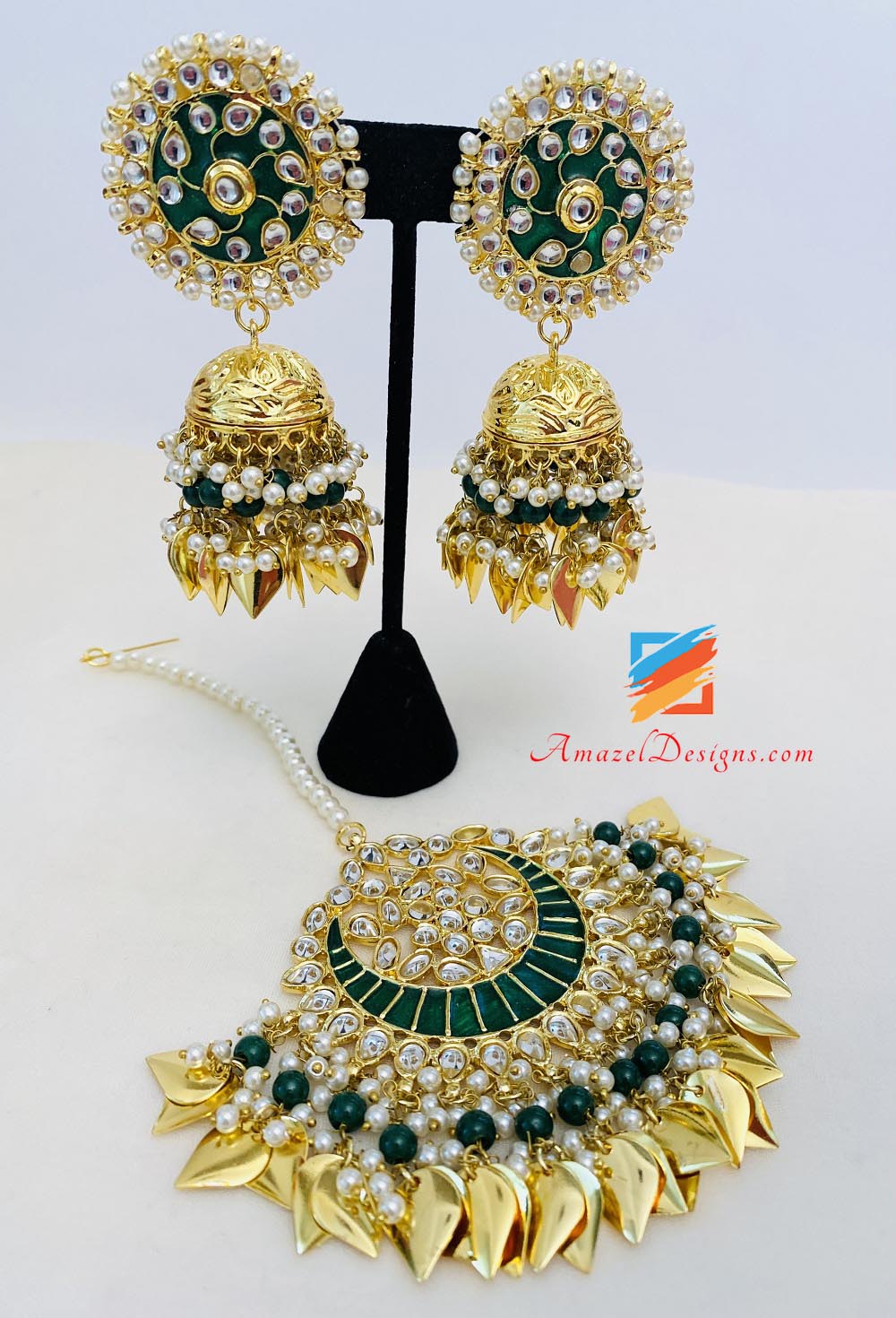 Smaragdgrünes Kundan Pippal Patti Jhumka Übergroßes Tikka-Set