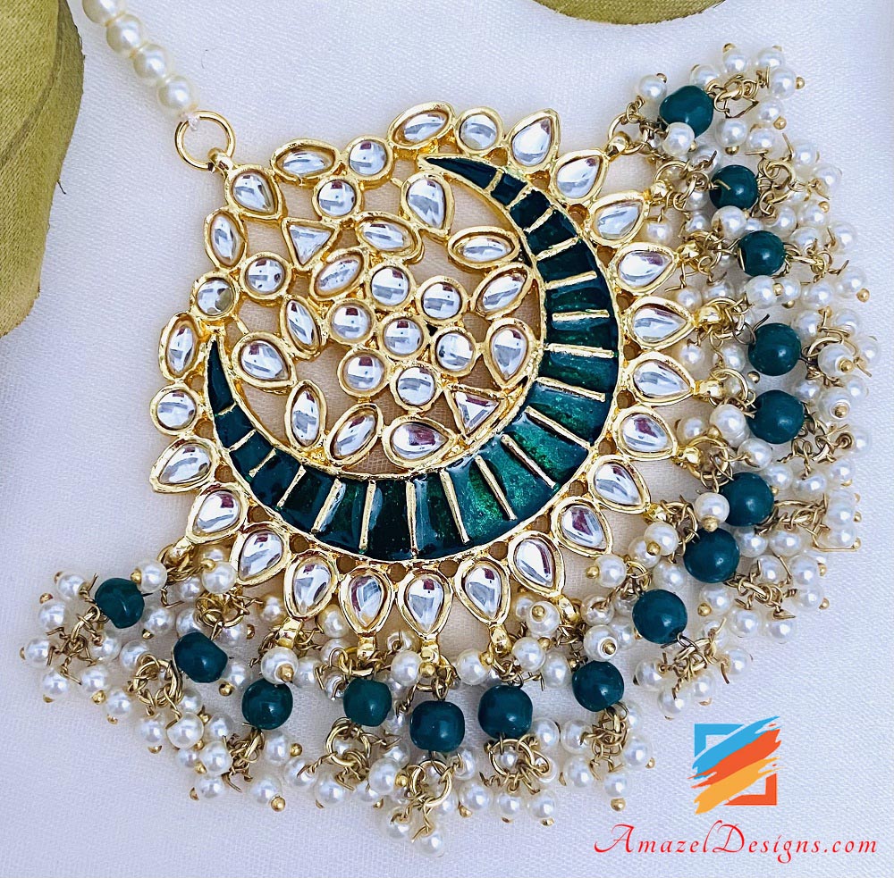 Set Tikka con orecchini Kundan oversize dipinti di verde