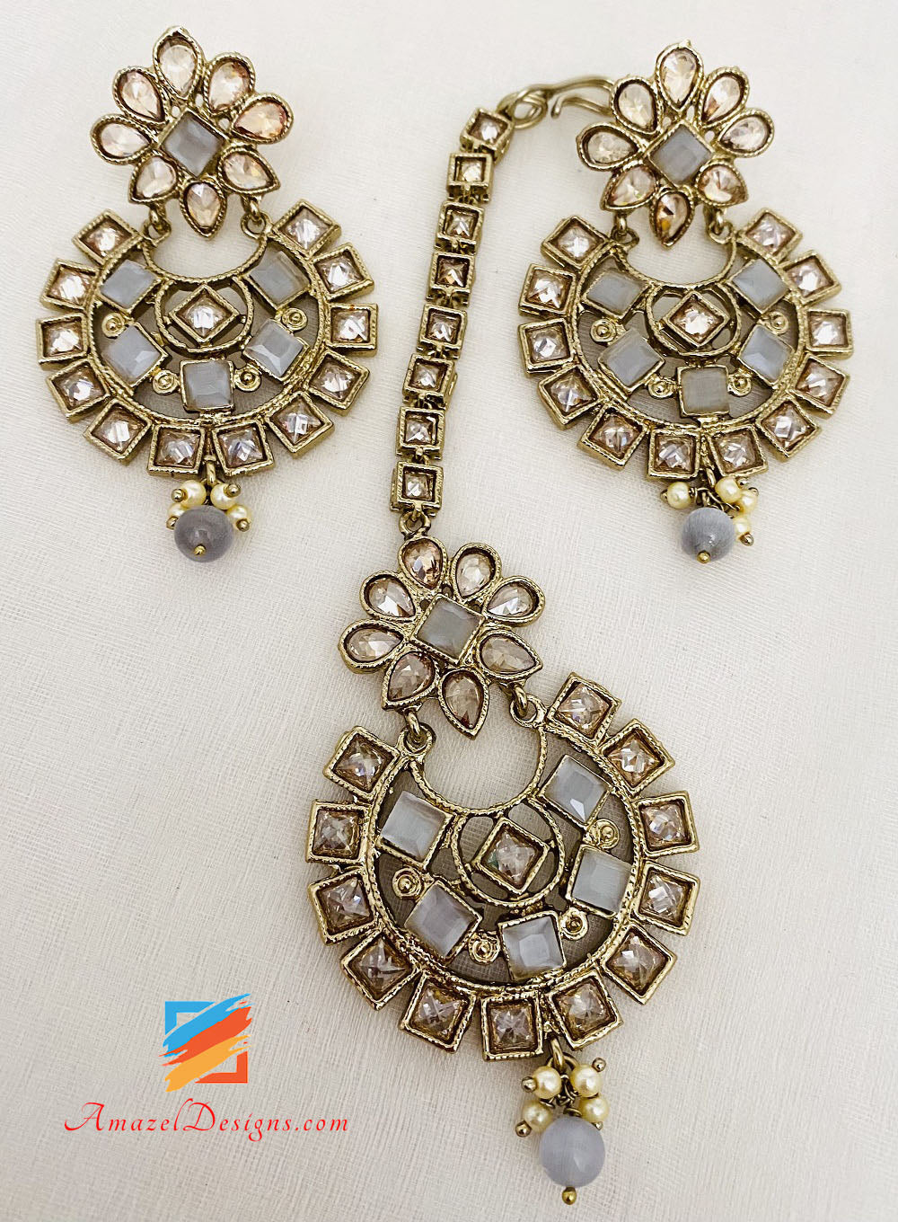 Set di orecchini Tikka con collana girocollo a pois grigi